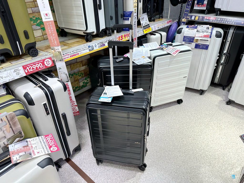 【日本買行李箱首選】請到唐吉訶德購買Legend Walker此品牌之行李箱，輪子好推、輕盈又便宜！還可以使用優惠券作折扣~
