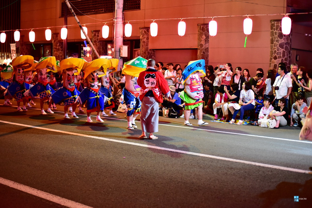 【北海道】富良野-北海肚臍祭(北海へそ祭り)，舉辦日期：每年7/28、7/29這兩天，JR富良野駅周邊、來看熱鬧的肚皮舞祭典表演