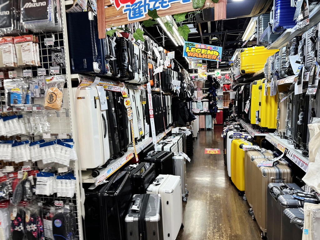 日本哪裡可以買超便宜的行李箱? (推薦唐吉訶德&#038;多慶屋&#038;Bic Camera~買Legend Walker好地方)。多慶屋還真的有在賣RIMOWA行李箱！