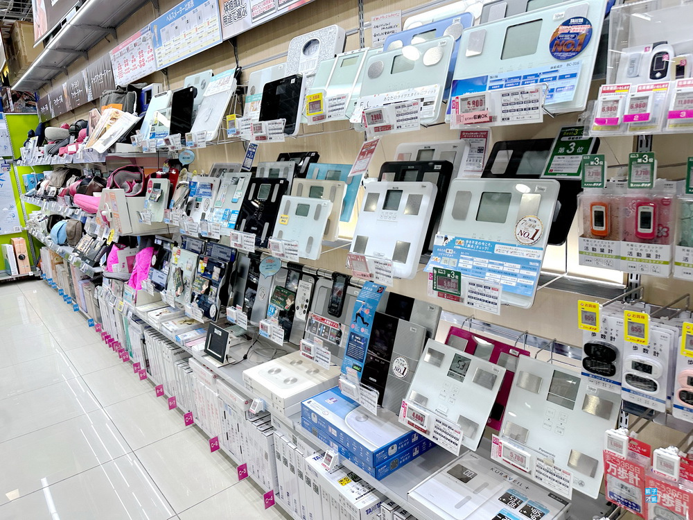 【日本購物】體脂計、血壓計、低周波治療器等醫療器材可以帶回台灣嗎？日本購買的價差 (Bic Camera購買 OMRON HBF-251體脂計 開箱)