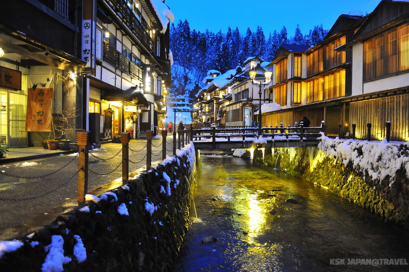 【日本東北。山形】超浪漫的<銀山溫泉>、冬天必來之景點推薦！遊記分享-交通。大石田站。散策。夜景。土產、記念品