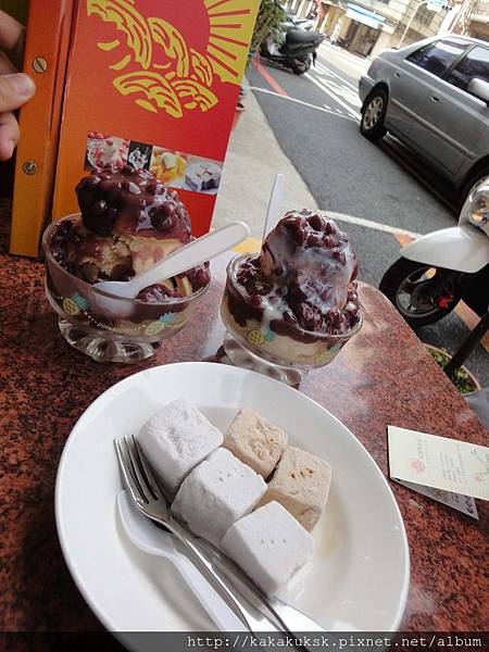 【台南。美食食記】《太陽牌冰城》(紅豆牛奶霜、草湖芋仔冰、冰棒) 炎熱的夏天、來台南必吃的人氣冰品店!