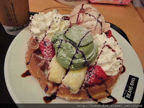 【韓國。東大門美食推薦】BEANSBINS COFFEE~冰淇淋鬆餅(ice cream waffle)超好吃<DOOTA內>