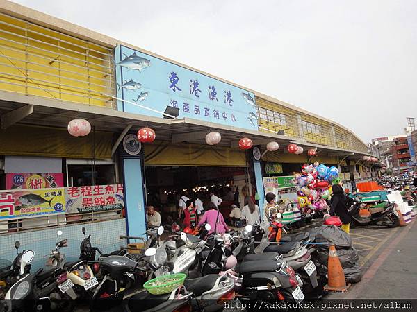 [屏東．美食推薦] 《東港漁港漁產品直銷中心~華僑市場》來去東港吃生魚片 (瑞字號旗魚黑輪、雙糕潤、旗魚鬆)