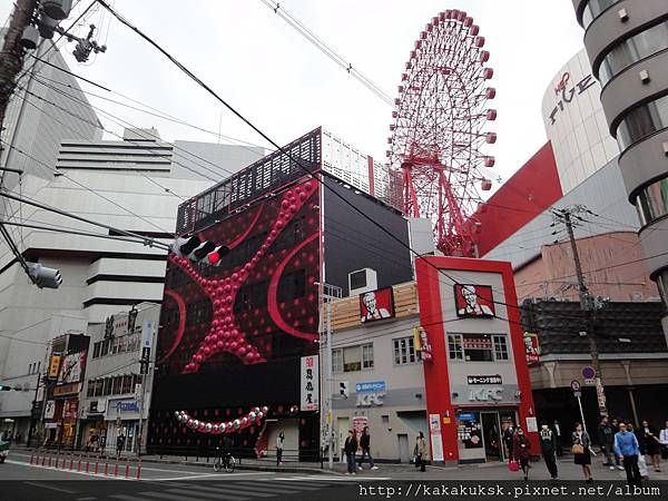 【大阪梅田。景點】HEP FIVE 紅色摩天輪~大阪中心的空中散步~JR大阪站旁，可使用大阪周遊卡免費搭乘